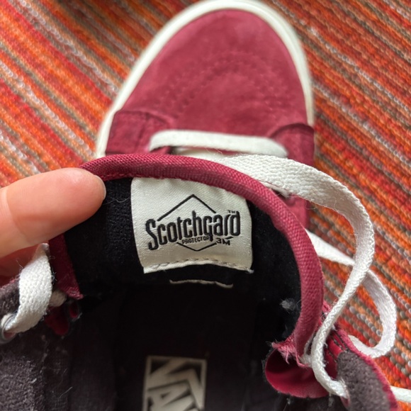 VANS Sk8-Hi Waterproof Insulated Shoe in size 8, red suede with brown trim. - Picture 4 of 7